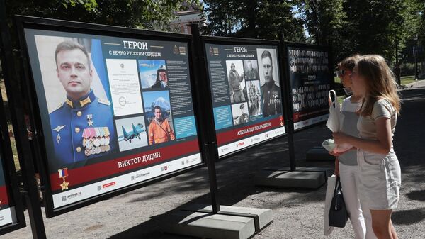 Посетители на открытии фотовыставки Герои с вечно русским сердцем на Гоголевском бульваре в Москве
