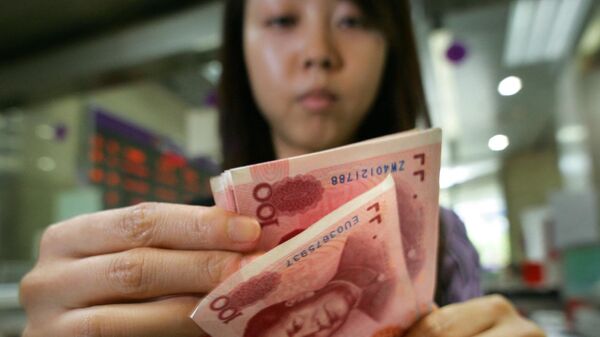 Девушка пересчитывает китайские юани