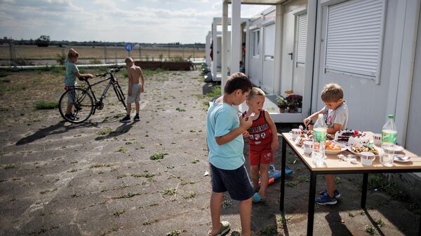 Дети в лагере в бывшем аэропорту Темпельхоф в Берлине, где проживают беженцы из Украины