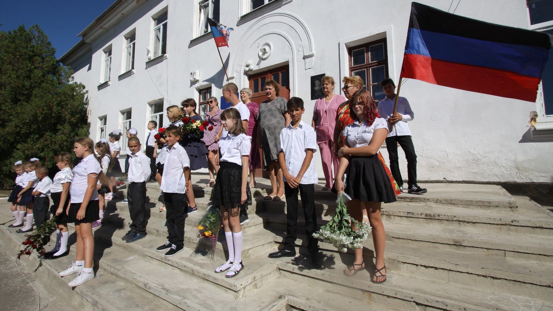 Ученики на праздничной линейке в школе в День знаний в селе Саханка Донецкой области - РИА Новости, 1920, 27.08.2022