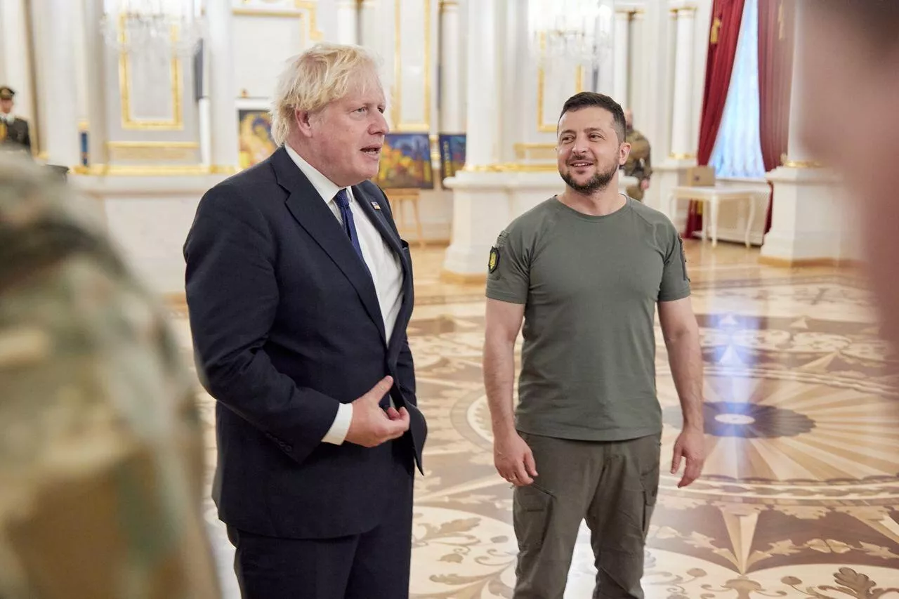 Премьер-министр Великобритании Борис Джонсон и президент Украины Владимир Зеленский во время встречи в Киеве Премьер-министр Великобритании Борис Джонсон и президент Украины Владимир Зеленский во время встречи в Киеве - РИА Новости, 1920, 10.09.2024
