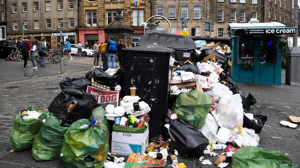 Мусор на улице Эдинбурга во время забастовки работников служб утилизации отходов. 23 августа 2022