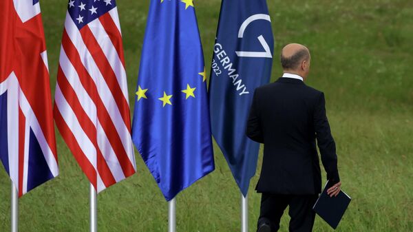 Канцлер Германии Олаф Шольц уходит после выступления на саммите G7