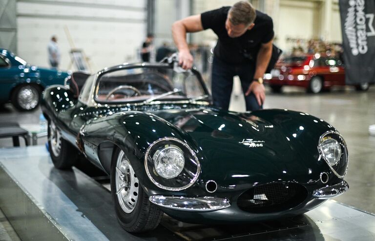 Британский родстер Jaguar XKSS на 32-й выставке старинных автомобилей и антиквариата Олдтаймер-Галерея 2022