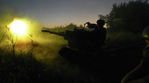 Украинские военнослужащие ведут огонь из зенитной установки в Харьковской области