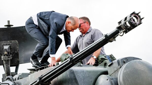 Канцлер Германии Олаф Шольц осматривает немецкую самоходную зенитную установку Flakpanzer Gepard 