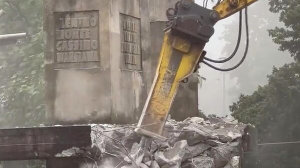 Кадр видео сноса памятника солдатам Красной армии в городе Бжег