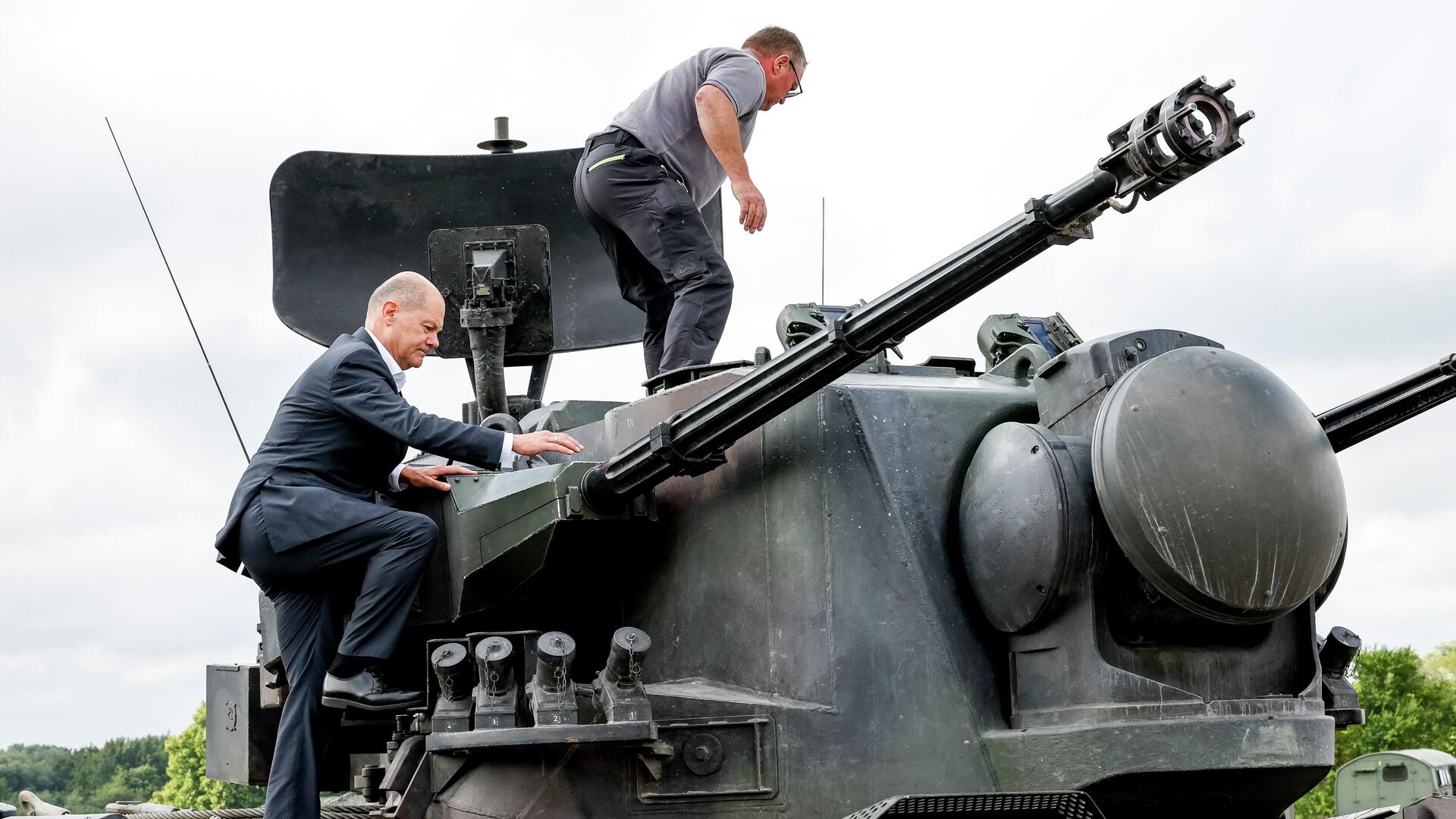 Канцлер Германии Олаф Шольц на самоходной зенитной установке Flakpanzer Gepard во время встречи с украинскими военными на полигоне Путлос - РИА Новости, 1920, 25.08.2022