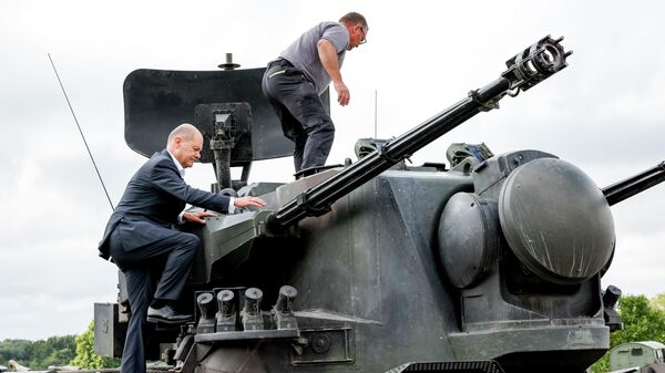 Канцлер Германии Олаф Шольц на самоходной зенитной установке Flakpanzer Gepard во время встречи с украинскими военными на полигоне Путлос