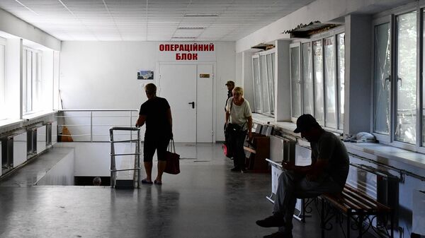 Пациенты в областной больнице интенсивного лечения в Мариуполе