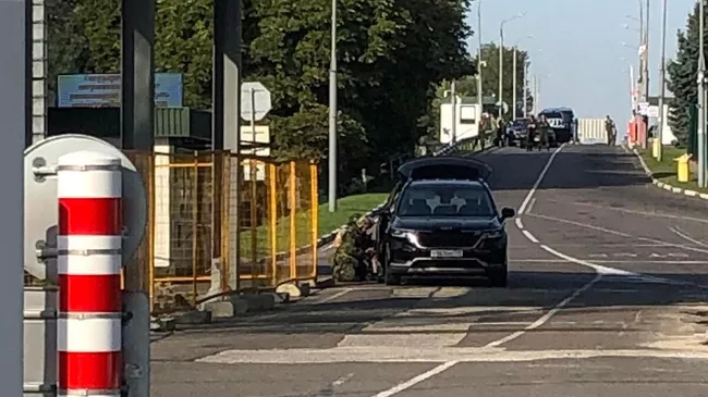 Осмотр автомобиля в пункте пропуска Брест, в котором обнаружен предмет, похожий на взрывное устройство 