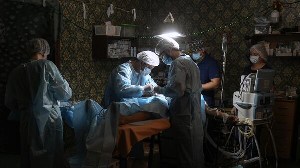 Врачи медицинского отряда специального назначения ВДВ оперируют раненого местного жителя в Херсонской области