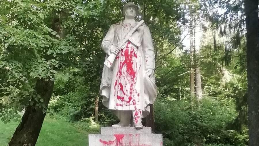 Памятник советским воинам в городе Титувенай, Литва - РИА Новости, 1920, 26.08.2022