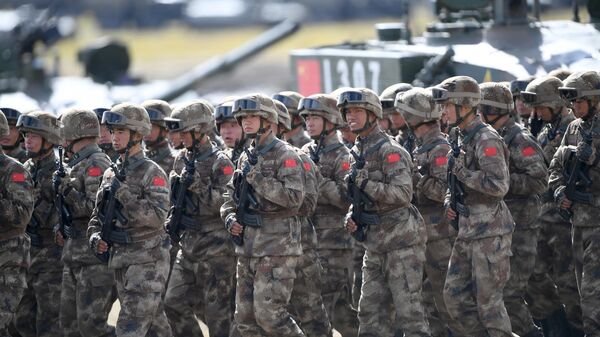 Военнослужащие армии КНР во время парада военной техники, участвовавшей в учениях Восток-2018