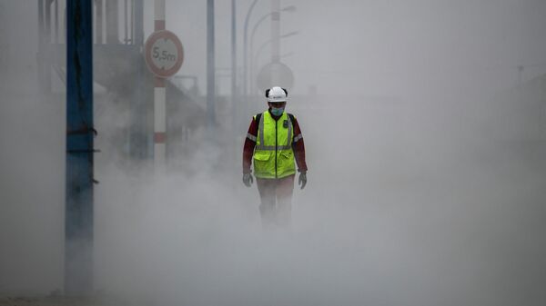 Рабочий идет по территории завода Yara, сократившего выпуск аммиака и мочевины из-за высоких цен на газ в Гавре, Франция