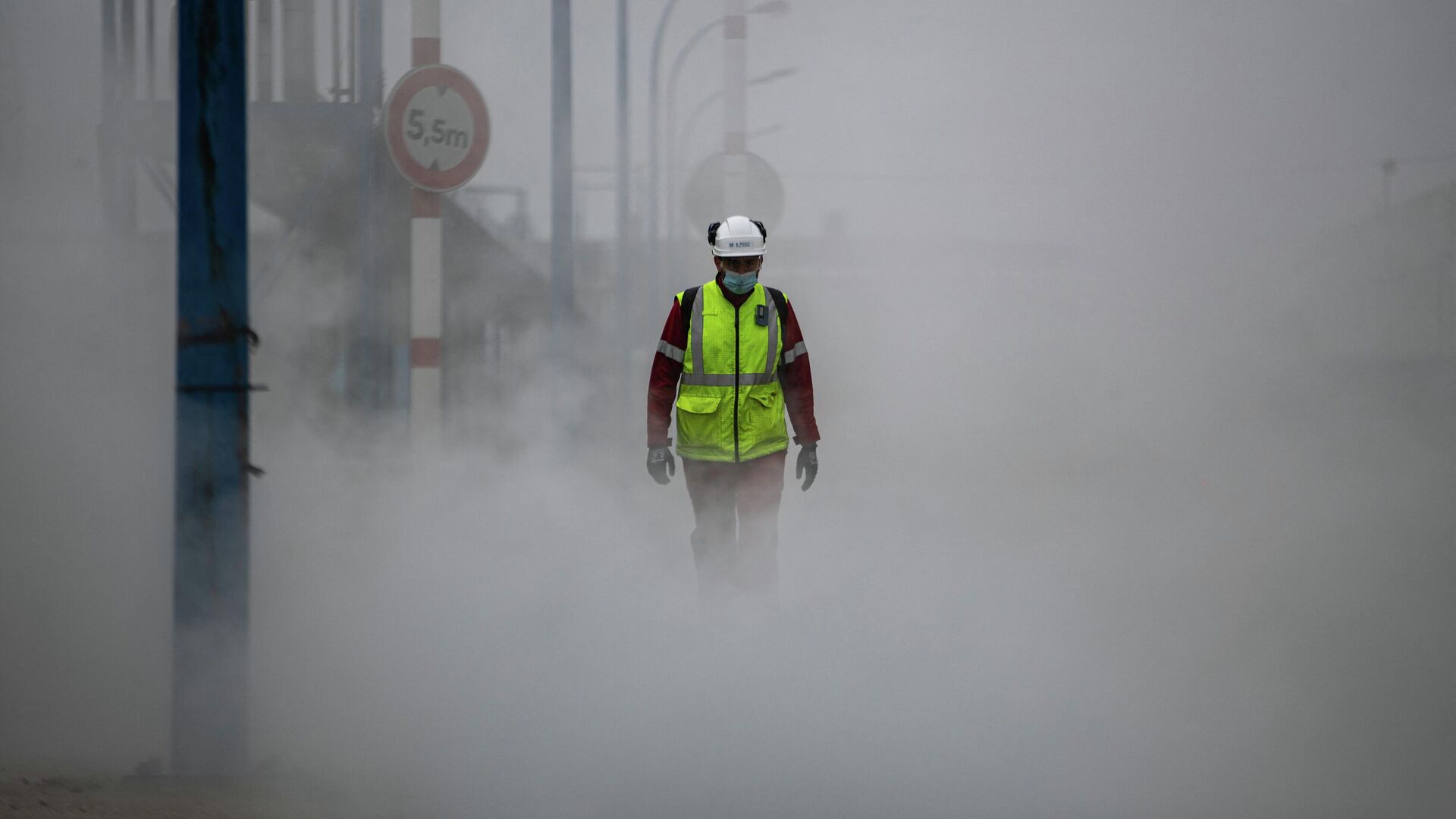 Ένας εργαζόμενος περπατά στην επικράτεια του εργοστασίου Yara, το οποίο έχει μειώσει την παραγωγή αμμωνίας και ουρίας λόγω των υψηλών τιμών του φυσικού αερίου στη Χάβρη, Γαλλία - RIA Novosti, 1920, 29/08/2022
