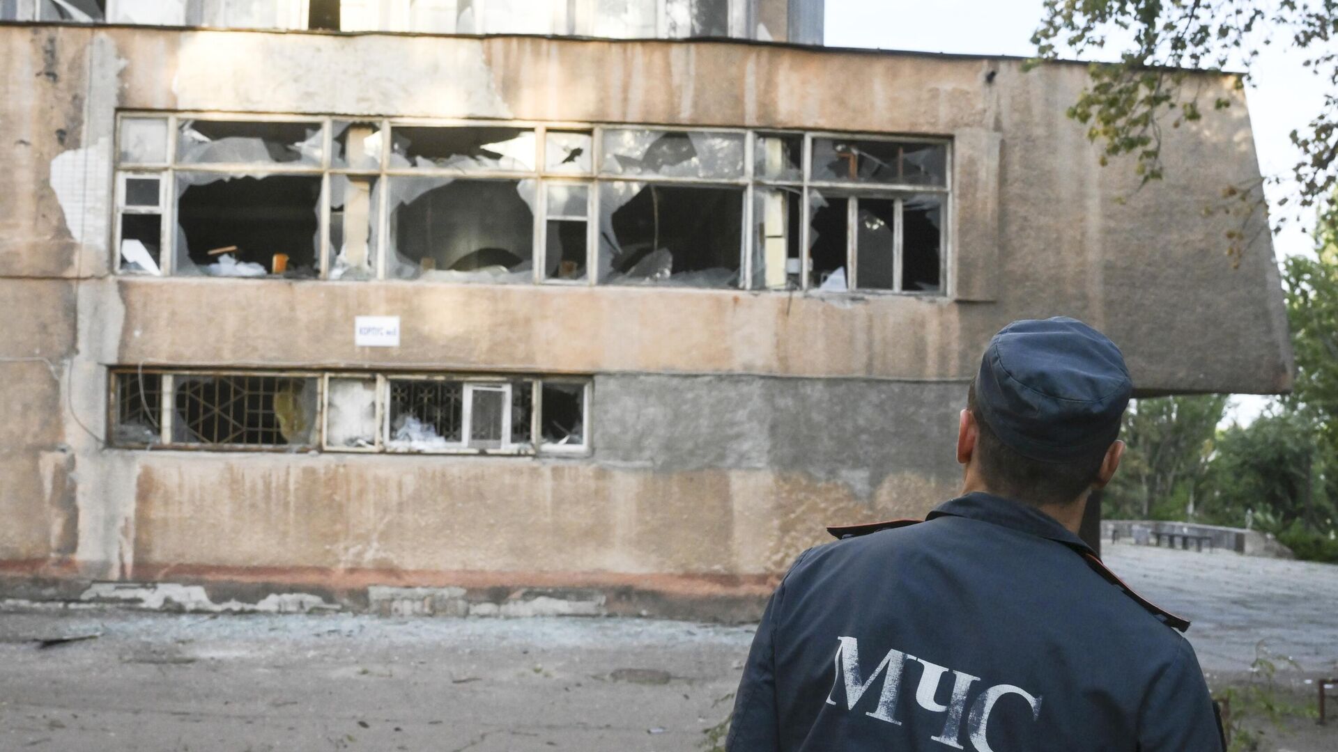 Сотрудник МЧС ДНР возле здания Донецкого национального технического университета, поврежденного в результате обстрела ВСУ - РИА Новости, 1920, 30.08.2022