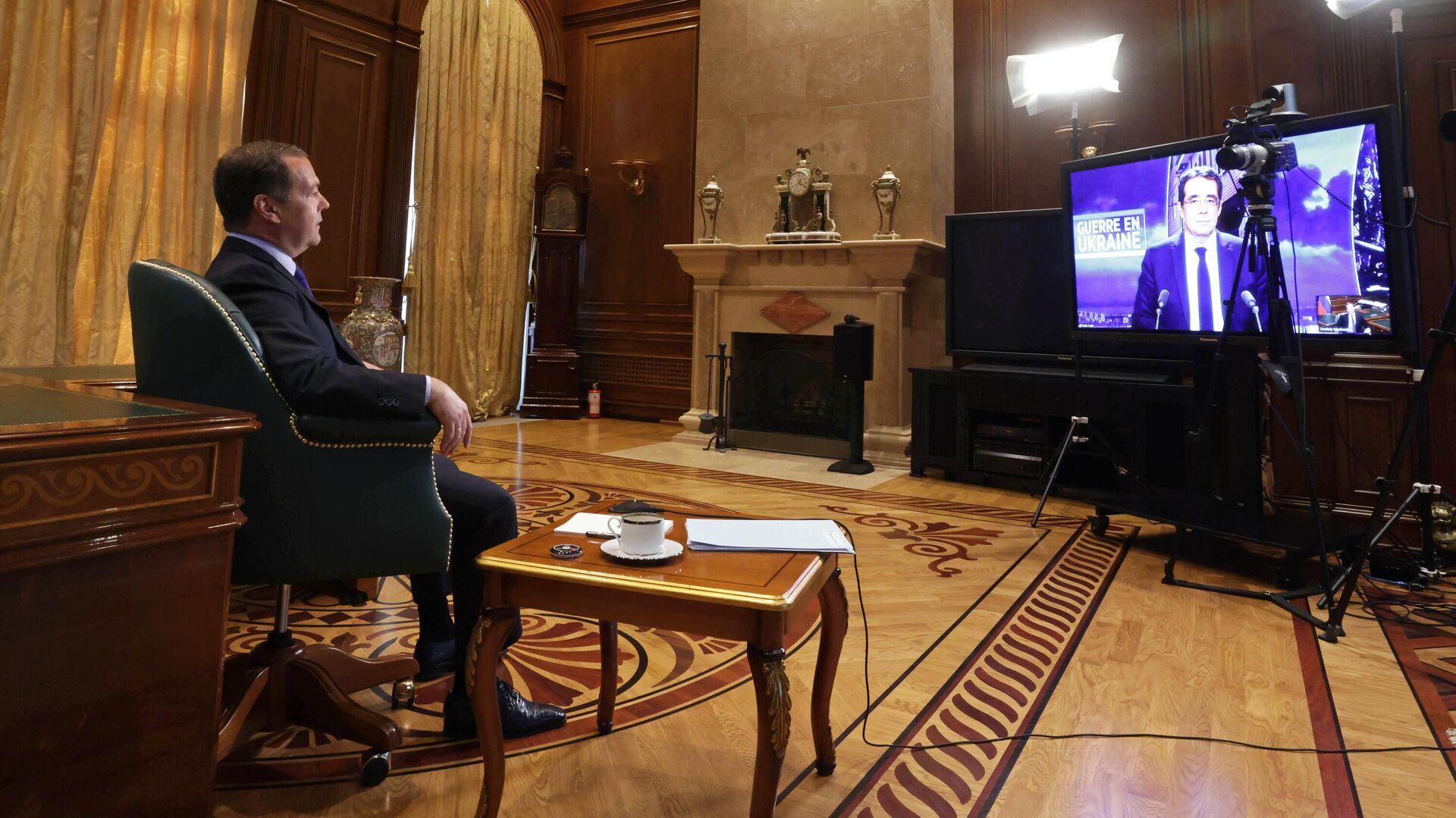 Толстой интервью французскому телеканалу последнее. Медведев интервью. Медведев интервью французскому телеканалу LCI.