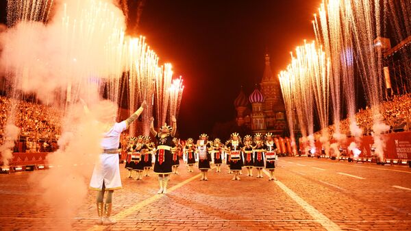 Военный симфонический оркестр Египта выступает на торжественной церемонии открытия XV Международного военно-музыкального фестиваля Спасская башня на Красной площади в Москве