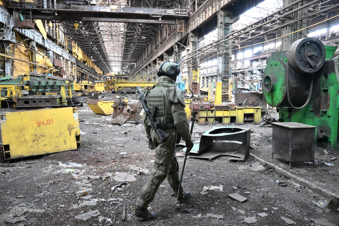 Военнослужащий Международного противоминного центра Вооруженных сил РФ проводит разминирование территории завода Азовмаш в Мариуполе Военнослужащий Международного противоминного центра Вооруженных сил РФ проводит разминирование территории завода Азовмаш в Мариуполе