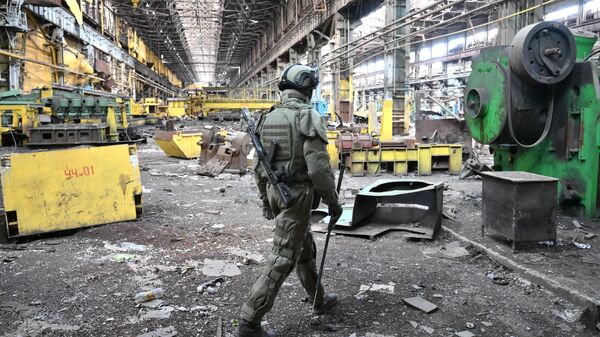 Военнослужащий Международного противоминного центра Вооруженных сил РФ проводит разминирование территории завода Азовмаш в Мариуполе