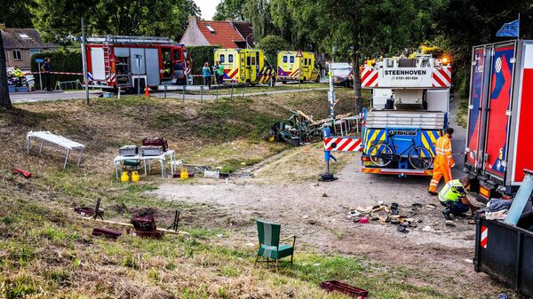 В Нидерландах грузовик врезался в толпу людей, организовавших барбекю