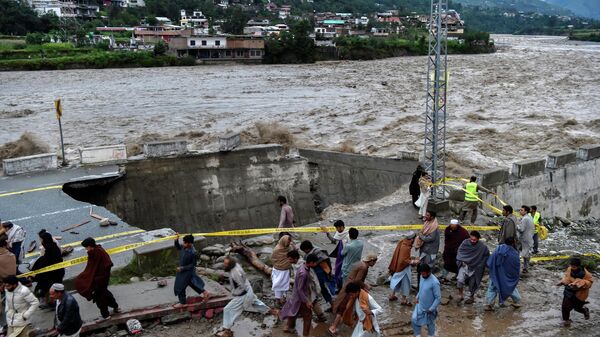 Дорога, разрушенная в результате затяжных муссонных дождей и наводнения в Пакистане
