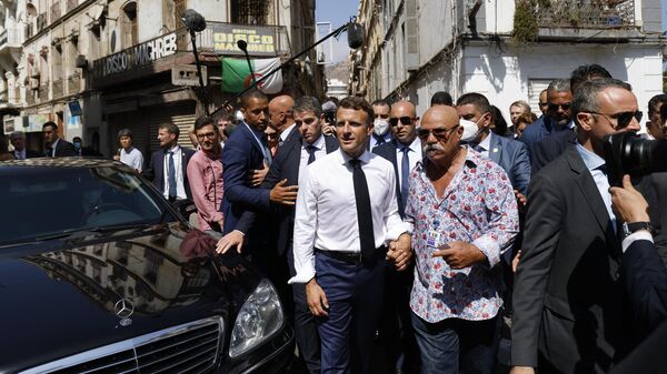 Президент Франции Эммануэль Макрон около музыкального магазина Disco Maghreb в Оране, Алжир