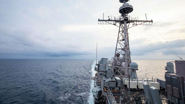 Американский ракетный крейсер в Тайваньском проливе