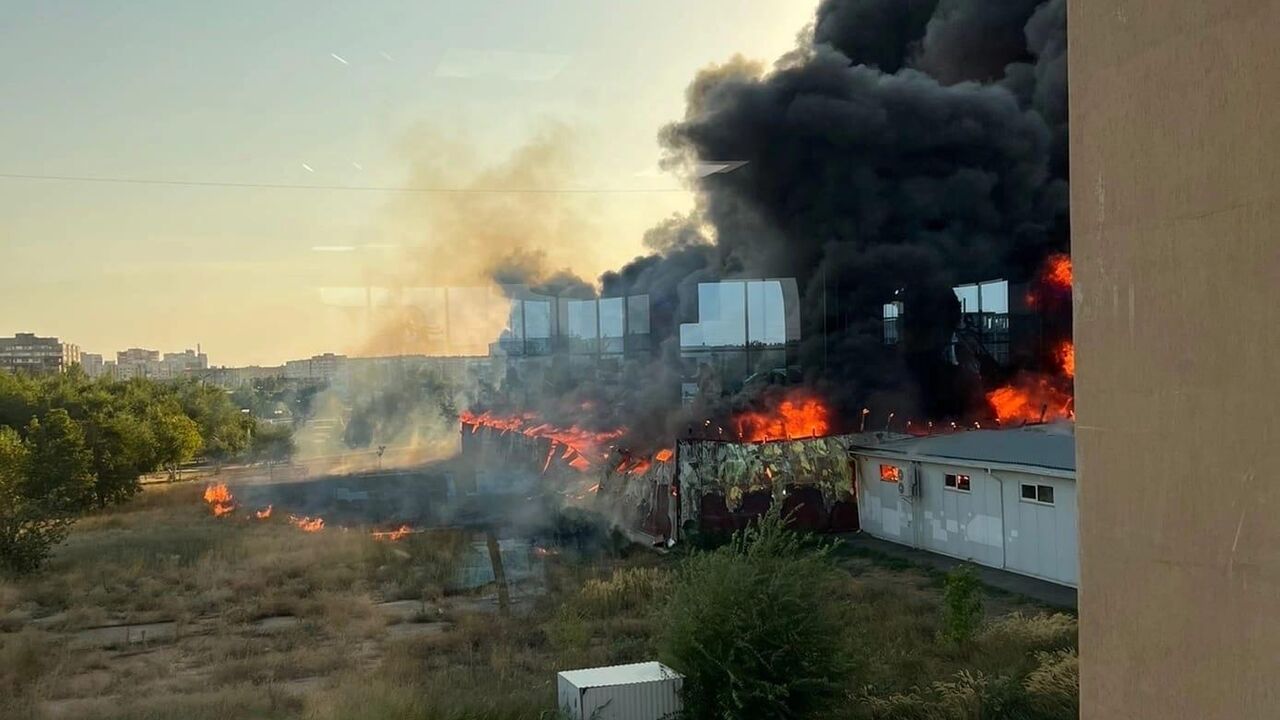 В Волжском загорелась кровля рынка - РИА Новости, 28.08.2022