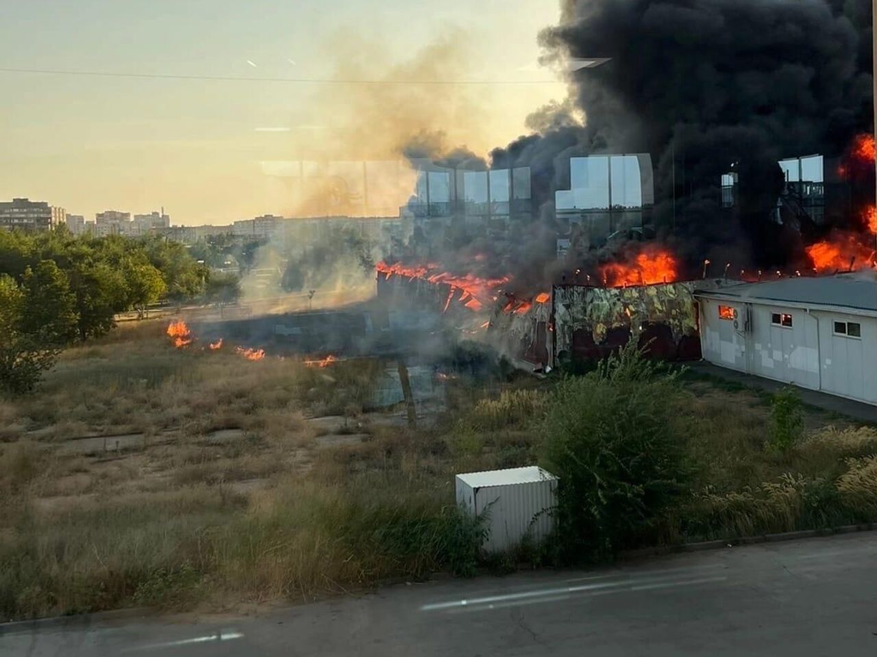 В Волжском загорелась кровля рынка - РИА Новости, 28.08.2022