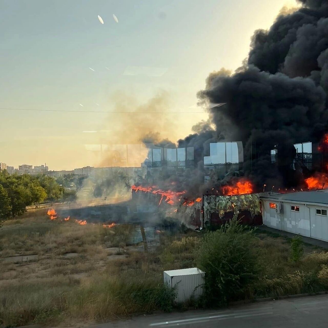 В Волжском загорелась кровля рынка - РИА Новости, 28.08.2022