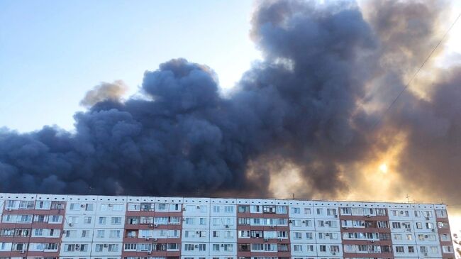 Дым от пожара на рынке Людмила в Волжском