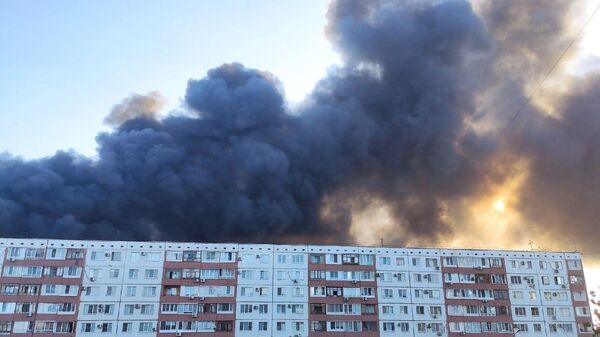 Дым от пожара на рынке Людмила в Волжском
