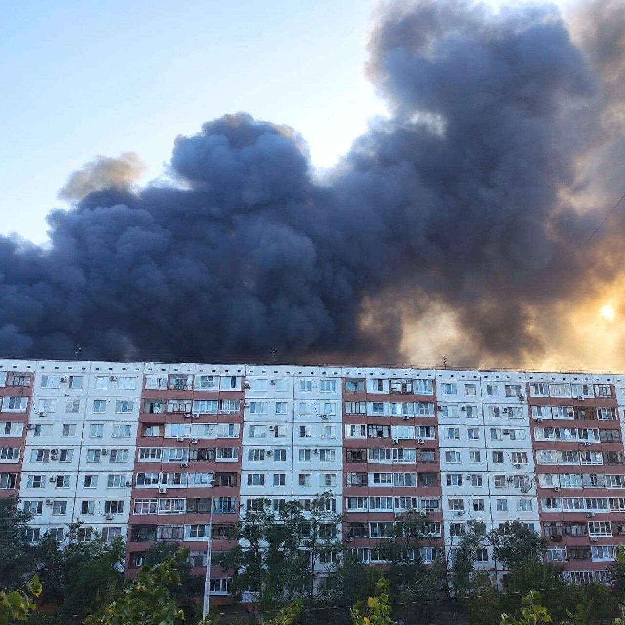 В доме рядом с горящим рынком в Волжском произошел пожар - РИА Новости,  28.08.2022