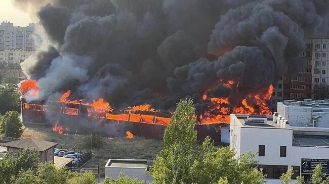 Пожар на рынке Людмила в Волжском