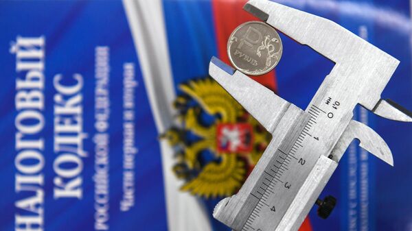 Штангенциркуль с монетой России и налоговый кодекс РФ