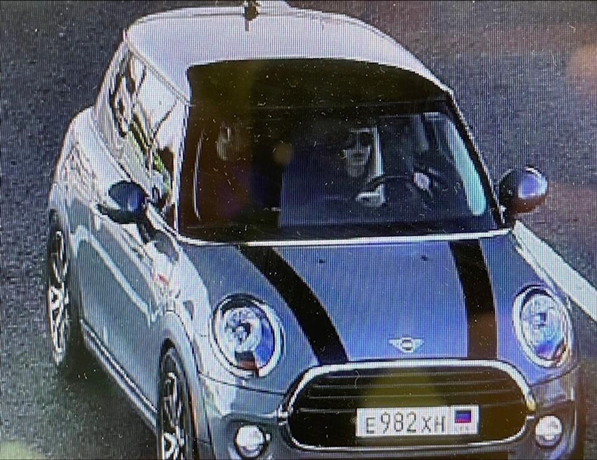 Автомобиль Mini Cooper, в котором, по версии ФСБ РФ, находятся главные подозреваемые по делу об убийстве Дарьи Дугиной граждане Украины Наталья Вовк и Богдан Цыганенко Автомобиль Mini Cooper, в котором, по версии ФСБ РФ, находятся главные подозреваемые по делу об убийстве Дарьи Дугиной граждане Украины Наталья Вовк и Богдан Цыганенко - РИА Новости, 1920, 27.02.2024