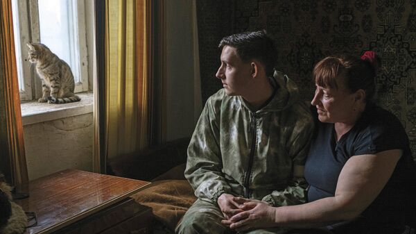 Житель Луганска Юрий Глущенко вместе с мамой Ольгой в ее доме в поселке Ганусовка ЛНР 