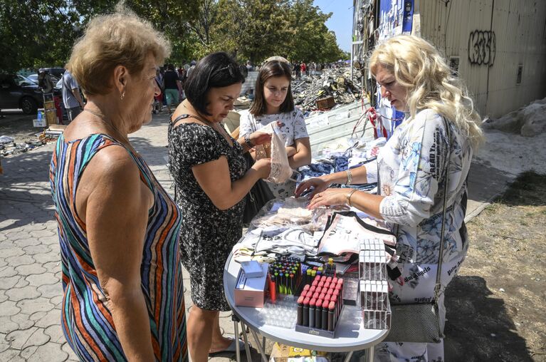 Покупатели на стихийном рынке в центре Мариуполя