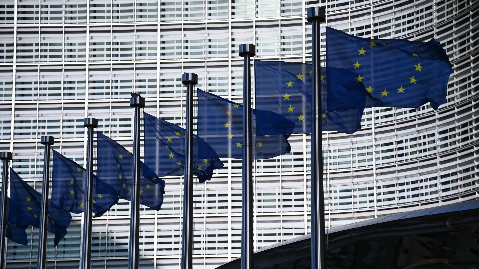 Флаги с символикой Евросоюза у здания Еврокомиссии в Брюсселе - РИА Новости, 1920, 27.09.2022