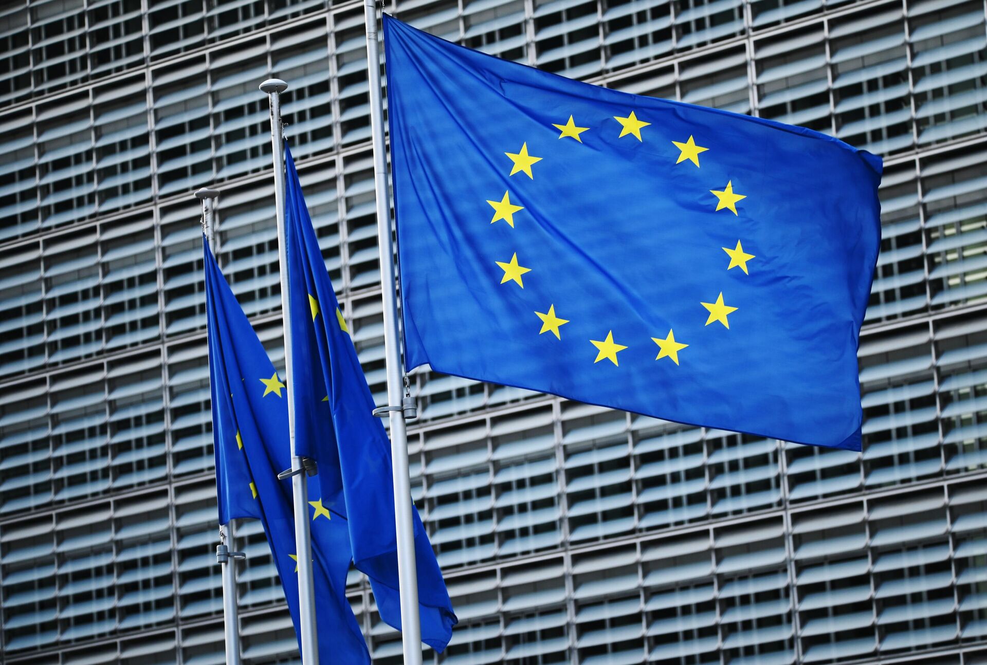Флаги с символикой Евросоюза у здания Еврокомиссии в Брюсселе - РИА Новости, 1920, 21.06.2024
