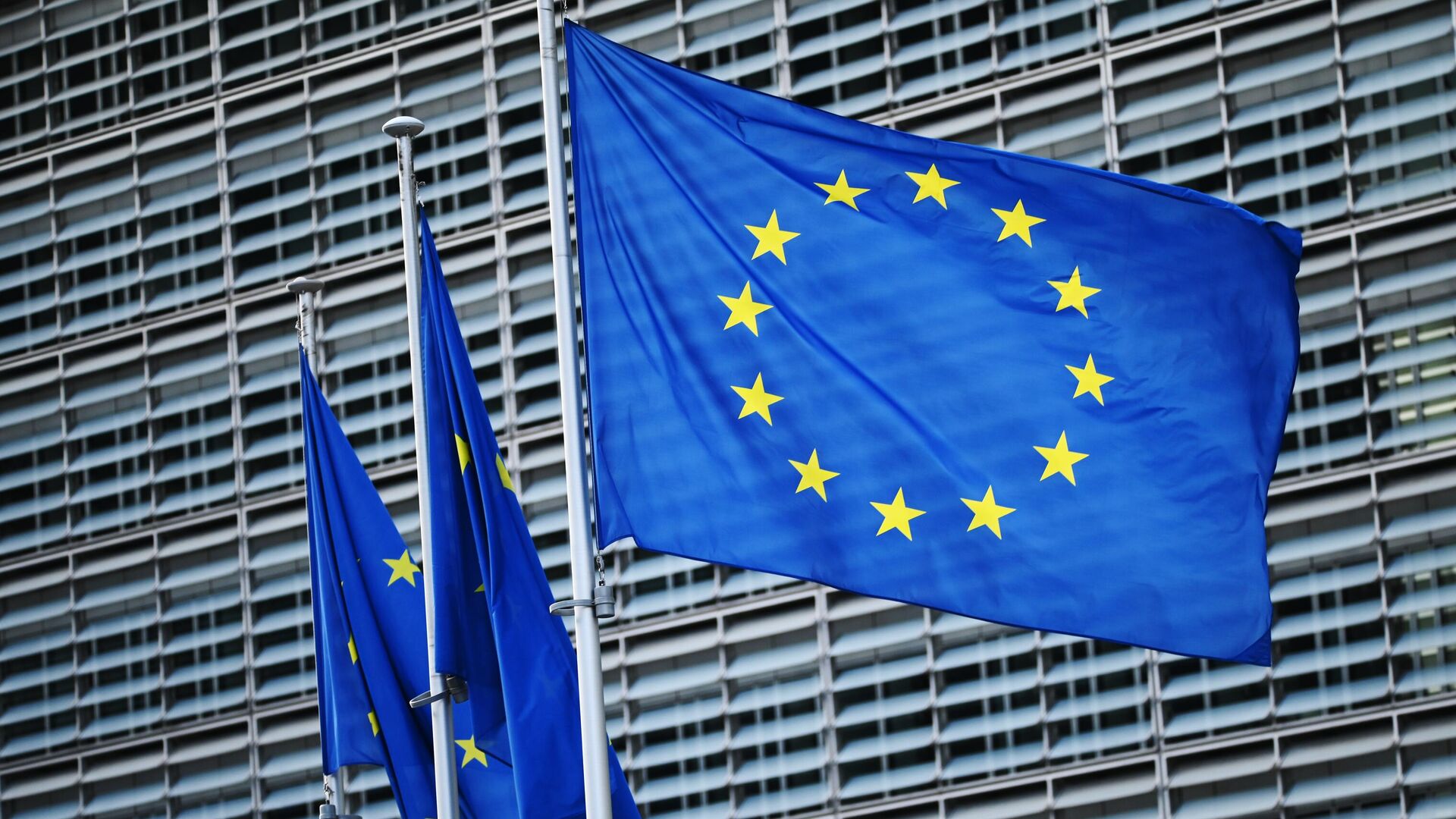 Флаги с символикой Евросоюза у здания Еврокомиссии в Брюсселе - РИА Новости, 1920, 26.06.2024