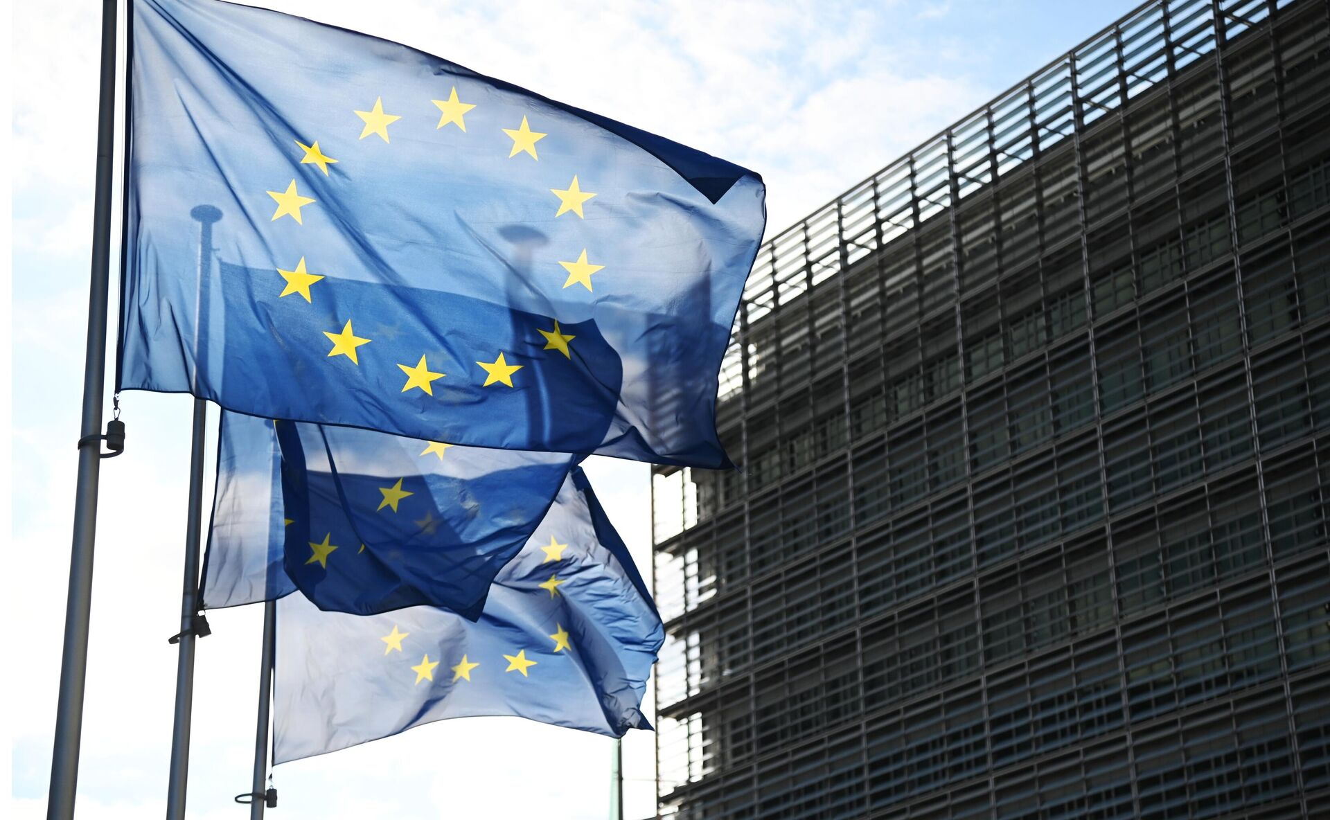 Флаги с символикой Евросоюза у здания Еврокомиссии в Брюсселе - РИА Новости, 1920, 20.11.2023