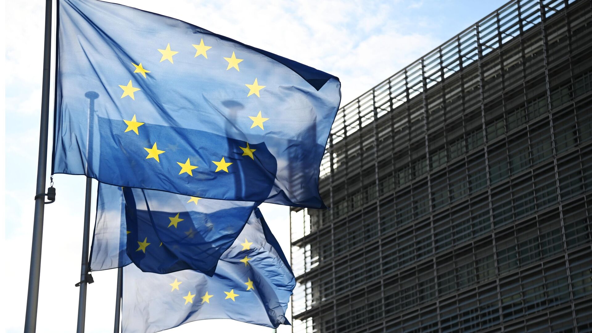 Флаги с символикой Евросоюза у здания Еврокомиссии в Брюсселе - РИА Новости, 1920, 07.12.2022