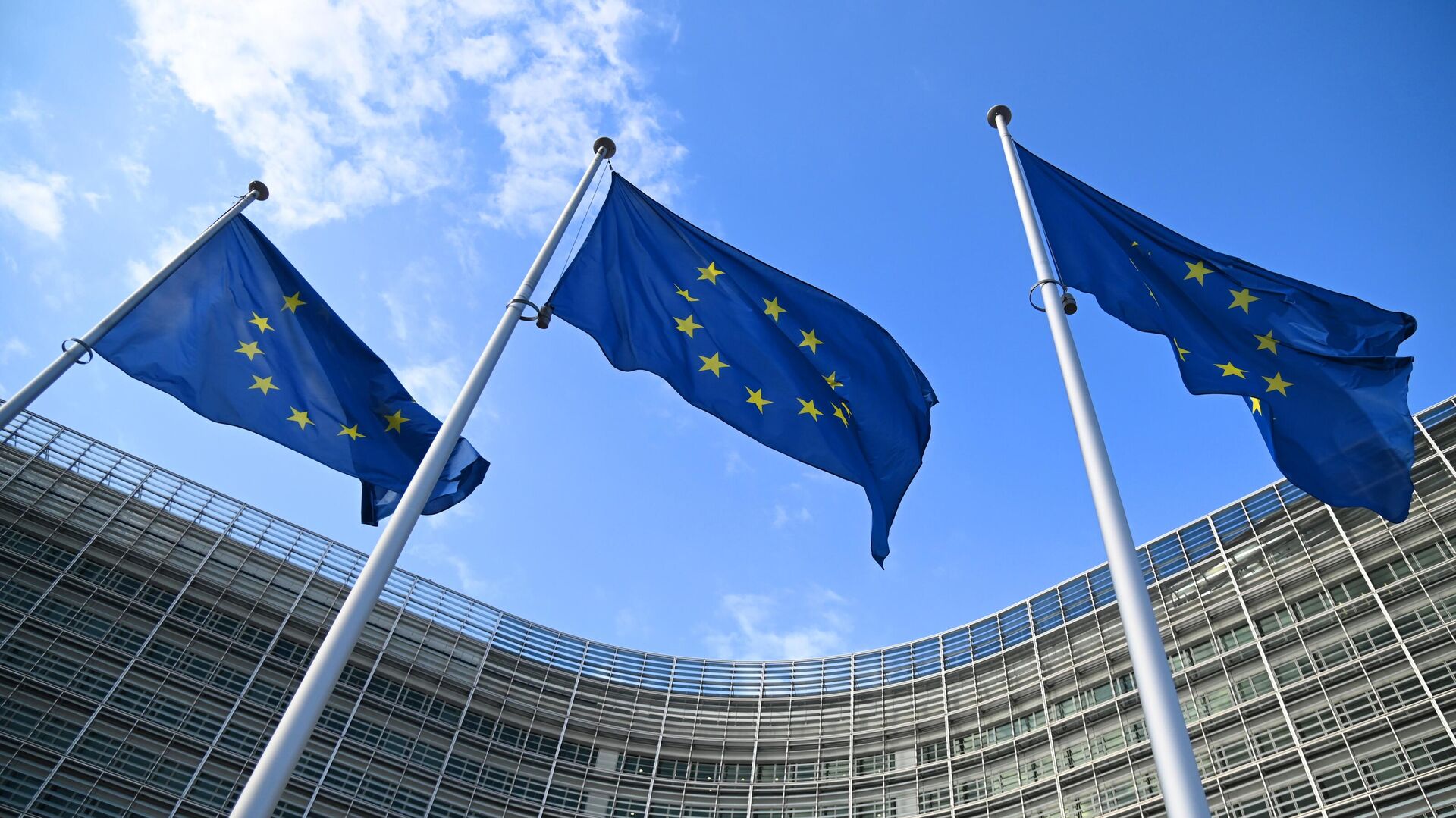 Flags with symbols of the European Union next to the European Commission building in Brussels - RIA Novosti, 1920, 03/07/2023