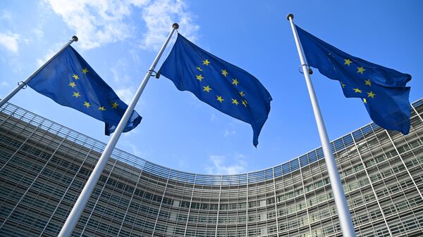 Флаги с символикой Евросоюза у здания Еврокомиссии
