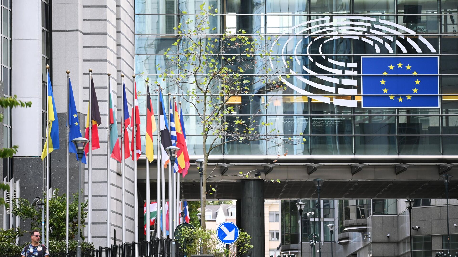 Логотип Евросоюза на здании штаб-квартиры Европейского парламента в Брюсселе - РИА Новости, 1920, 14.11.2022