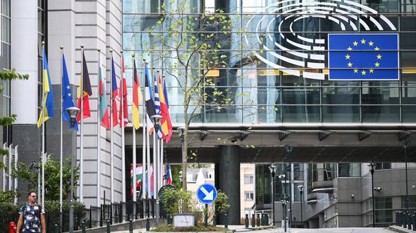 Логотип Евросоюза на здании штаб-квартиры Европейского парламента