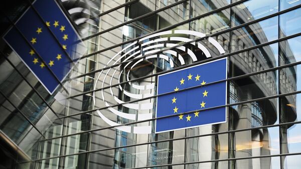 Логотип ЕС на здании штаб-квартиры Европейского парламента в Брюсселе
